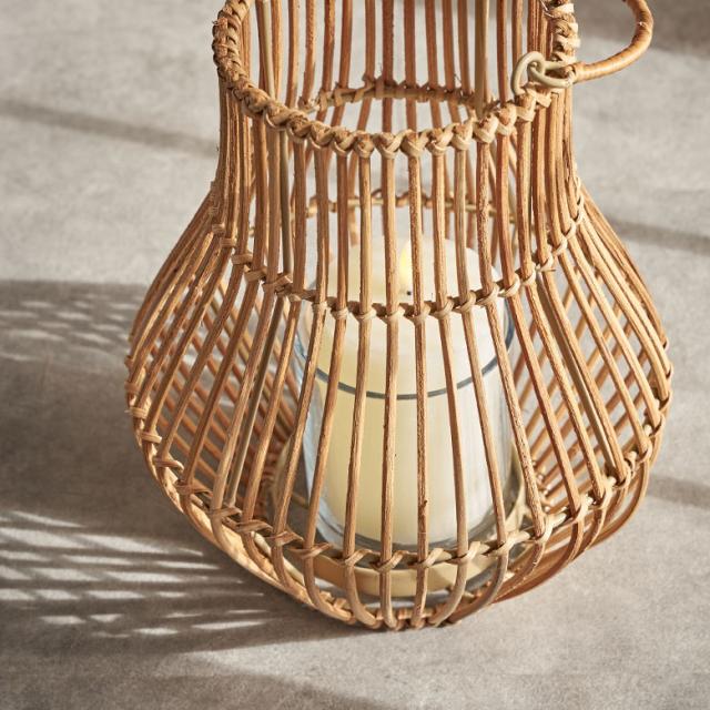 ラタンの特性を活かした、しなやかで丸みを帯びた可愛いデザインのランプ