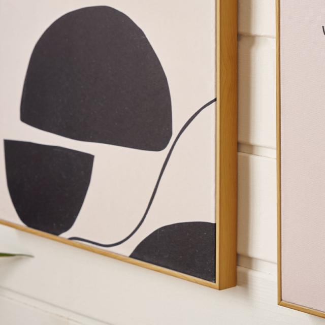 シンプルなデザインのポスター