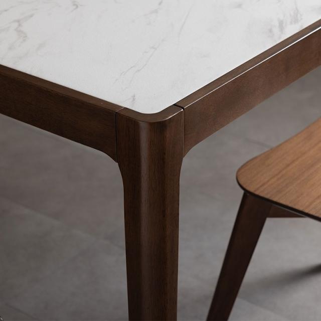 シックなウッド素材