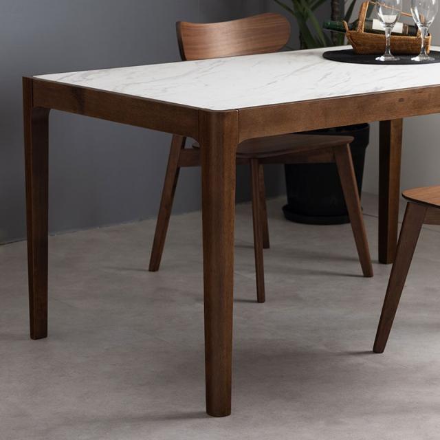 すっきりとしたデザインのテーブル