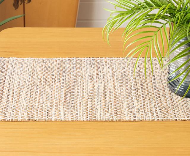 シンプルデザインのテーブルライナー