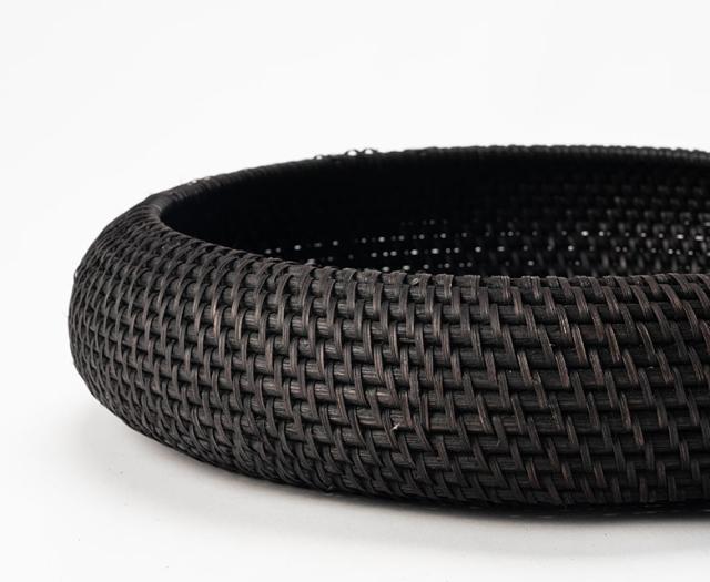 ブラック塗装の小物入れ