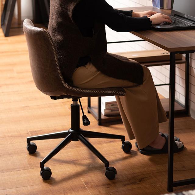 品のあるソフトレザーを座面から背面まで使用