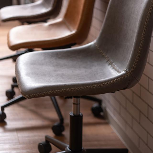 身体にフィットする曲線デザインの、スタイリッシュなデスクチェア
