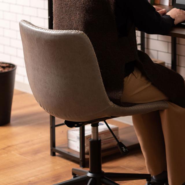 ゆるやかにカーブを描く背面が背中にフィット