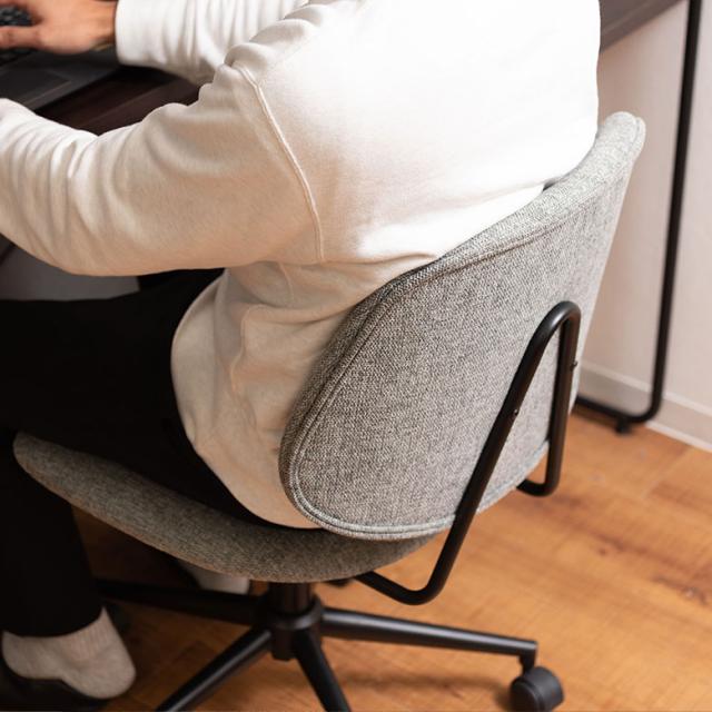 ゆるやかにカーブを描く背面が背中にフィット