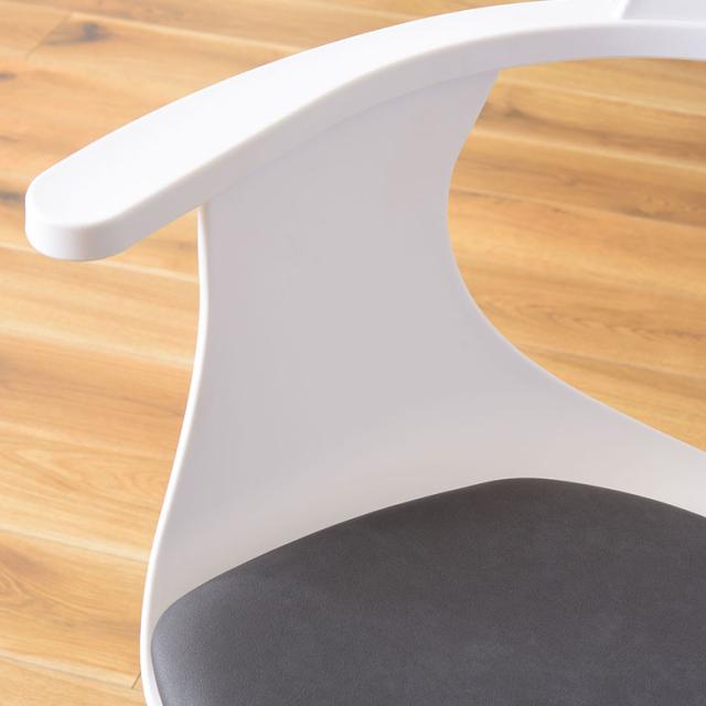 背もたれが空いているのが珍しいデザイン