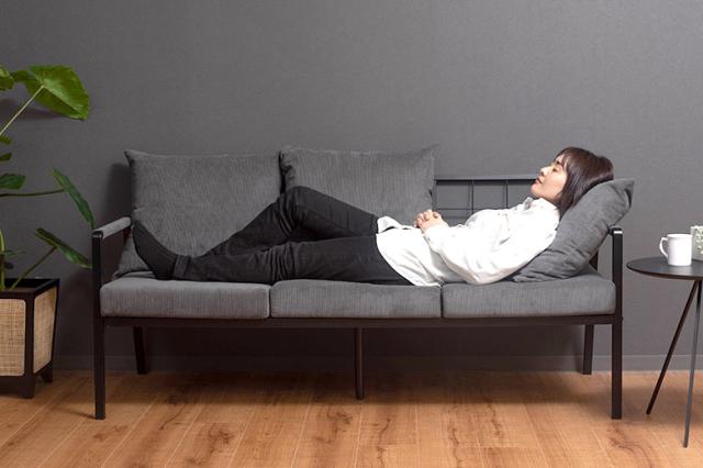 背面クッションを枕代わりにしてくつろぐことも