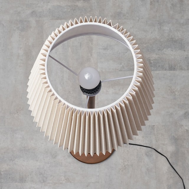 白熱電球(ホワイトハウス球)が付属します