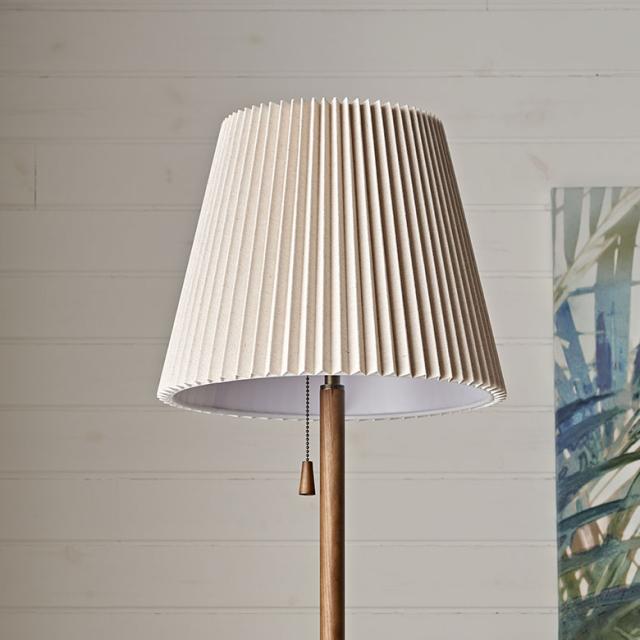 直線的な細い支柱にボーラーハットのようなセードを合わせた、モダンなフロアライト