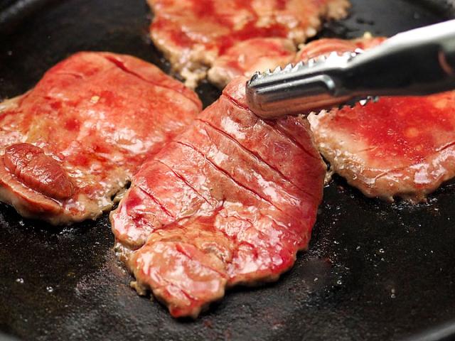 肉汁溢れる牛タン