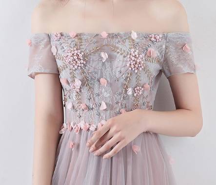 されており ロングドレス トレンド フェミニン 結婚式二次会 お呼ばれの通販はau PAY マーケット - Me too|商品ロットナンバー:320935745 Aライン 花柄 刺繍 パール オフショルダー パーティドレス レース ウエスト