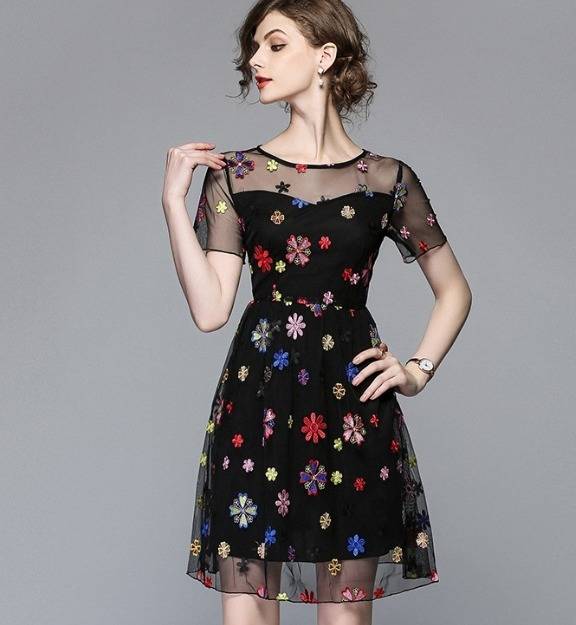 パーティードレス 可愛い 花柄 刺繍 半袖 ボートネック 膝上丈 ミニ丈 Aライン 透け感 フレア フェミニン パーティー 結婚式 二次会 パーティードレス 可愛い 花柄 刺繍 半袖 ボートネック 膝上丈 ミニ丈