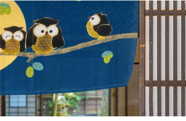 暖簾 norenn カーテン 間仕切り 仕切りカーテン メッセージ暖簾 タペストリー スクリーン 目隠し 和風暖簾 和風 和柄 和室 和モダン ふくろう 満月 円熟 円満 招福 吉祥 福来郎 不苦労 縁起物 JAPANESE NIPPON