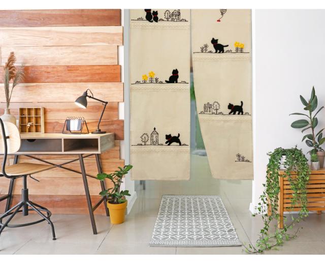 暖簾 norenn カーテン 間仕切り 仕切りカーテン タペストリー スクリーン 目隠し 仕切り 猫 黒猫 にゃんこ クロネコ ステッチ 刺繍 チェーンステッチ チェーンステッチ刺繍 フラワー レース レース編み トーションレース インド綿 かわいい カジュアル ナチュラル