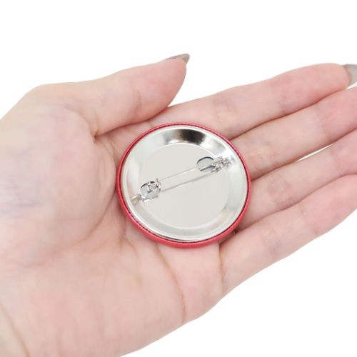 ドムドムハンバーガー 缶バッジ 44mmカンバッジ 新ロゴ 赤 かわいい グッズ メール便可