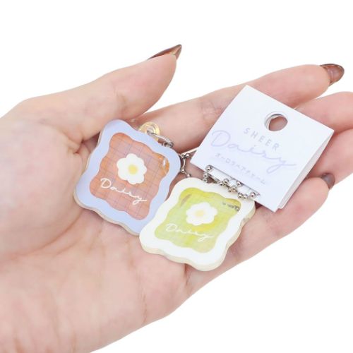 シアーデイジー キーチェーン オーロラペアチャーム ウェーブ かわいい グッズ メール便可