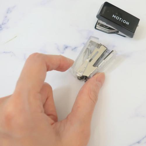MOTiON ミニホッチキス コンパクトステープラー ブラック シンプル グッズ メール便可