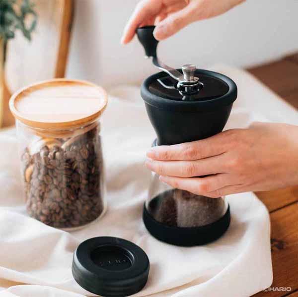 使いやすい売れ筋コーヒーミルキャニスターミル丸洗いハリオロングセラー豆の風味セラミックHARIOコーヒーミルハンドミルセラミックコーヒーミル・スケルトンNブラック