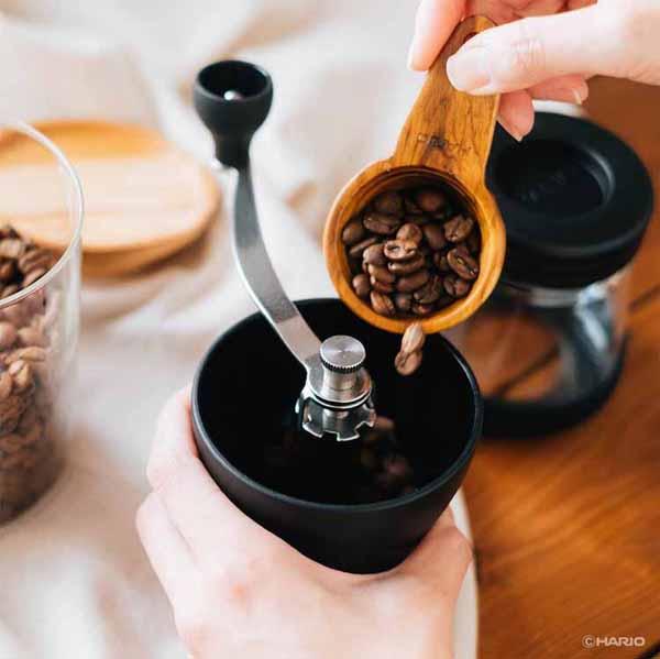 使いやすい売れ筋コーヒーミルキャニスターミル丸洗いハリオロングセラー豆の風味セラミックHARIOコーヒーミルハンドミルセラミックコーヒーミル・スケルトンNブラック