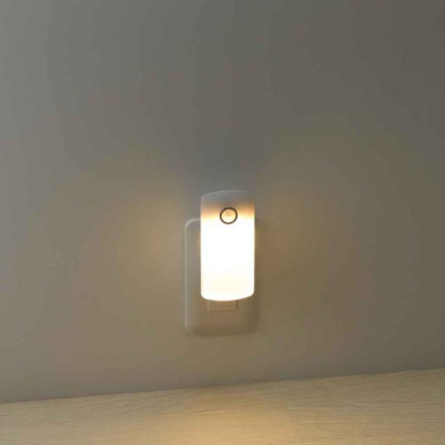ナイトライトセンサーライト人感センサー明暗センサーLEDコンセント式懐中電灯自動点灯無接点充電式人感明暗ナイトライト小ホワイト