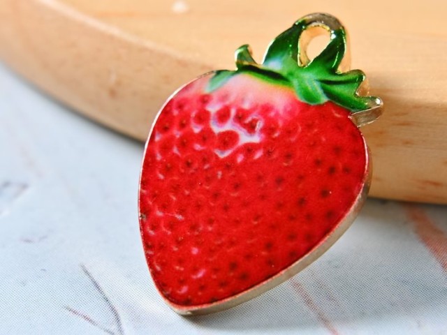 カン付きイチゴチャーム(2個1セット) - 1