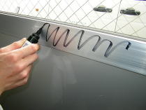 よく見られる、油性マジックの落書き（対象面はアルミドア）