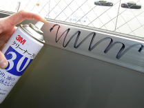 シールはがしクリーナーを吹き付ける、又はタオルにスプレーして塗布