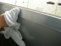 除去できれば、再度きれいなタオルで水拭き、乾拭き