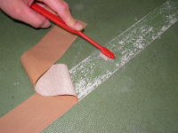 シールはがしクリーナーを多めに噴射して、しばらく待ってから歯ブラシなどでこすります