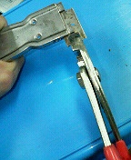 2．少しだけ引き出した後、つかみ部分を刃の下部につかみ変えます。