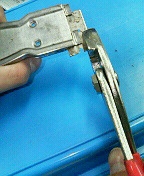 1．ペンチなどで刃先部分をしっかりつかみ、ゆっくりと手前に引き出します。