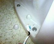 6.便器と床の接合部の通称"タマゴ"部分も匂いの原因です。歯ブラシにトイレ洗剤をつけてこすっておけば完璧!