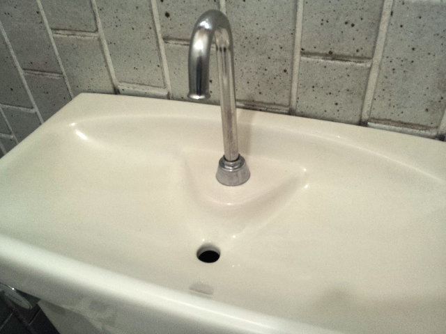 トイレタンクの手洗い受けの黒ずみ・水垢落としに耐水サンドペーパー