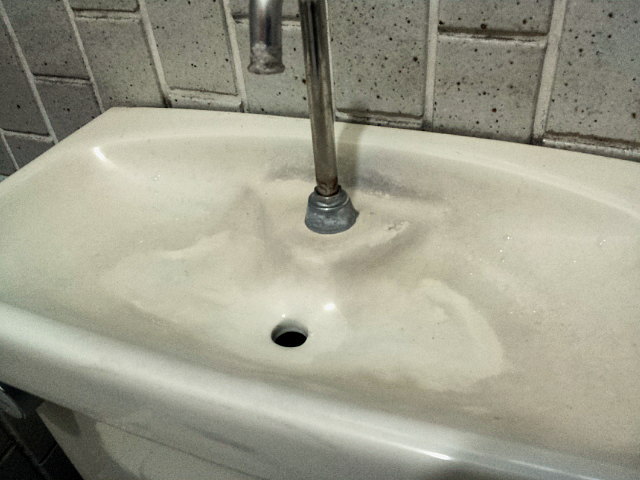 トイレタンクの手洗い受けの黒ずみ・水垢落としに耐水サンドペーパー