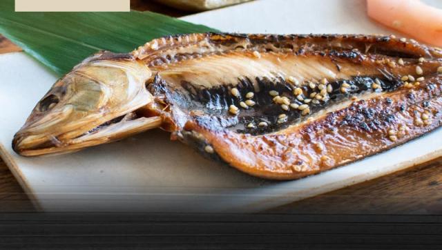 無添加こいくち醤油を使用。独自の秘伝ダレにしっかり漬け込み冷風乾燥にて干しあげました