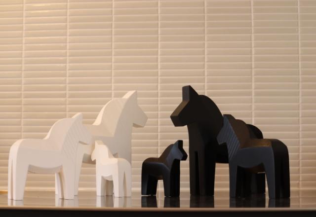 目玉商品 幸せを運ぶ馬 ダーラナホース ホワイト ブラックシリーズ ワークピース ｘｌサイズ ２５ｃｍ ダーラヘスト 値引きする Keita Com Br