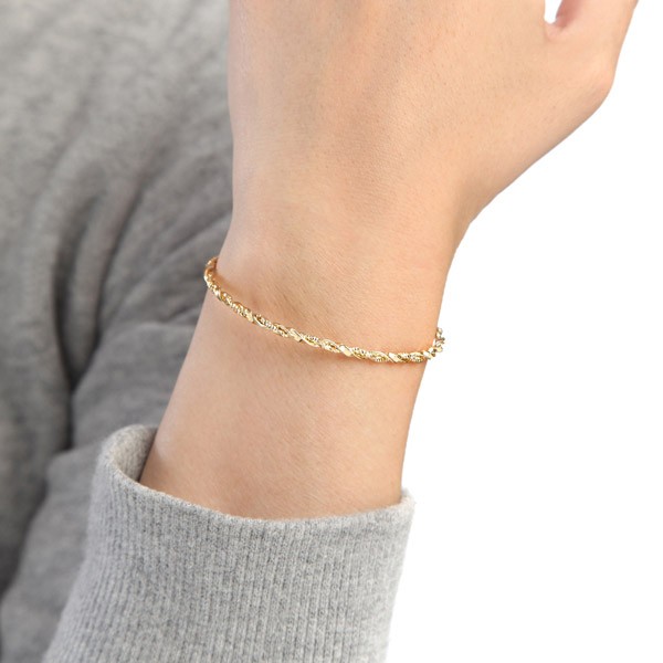 ペア バングル ブレスレット K18 ペアバングル 18金のヒネリがペアで飾る ペアブレスレット pair gold bangle bracelet  ホワイトデーギフの通販はau PAY マーケット - ペアネックレス・ジュエリー モバナナ | au PAY マーケット－通販サイト