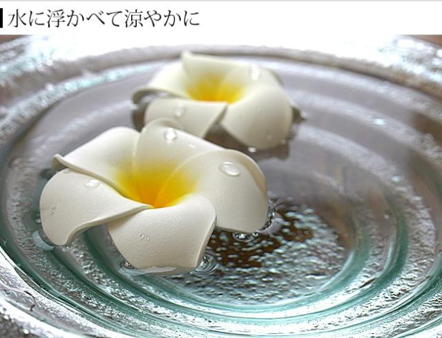 水に浮くプルメリア(造花)
