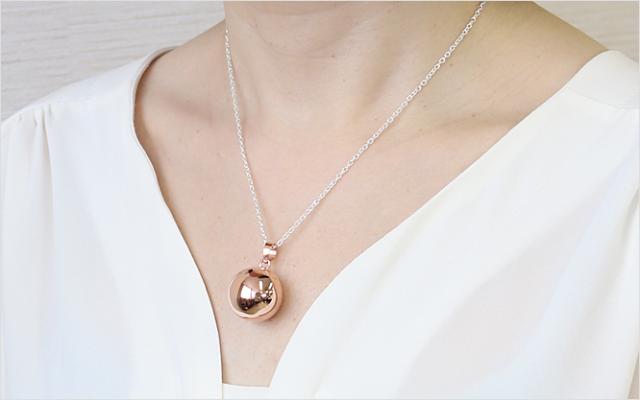 ローズゴールドのネックレストップ