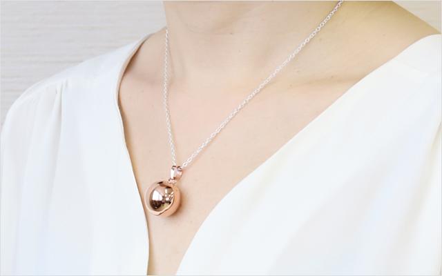 ローズゴールドのネックレストップ