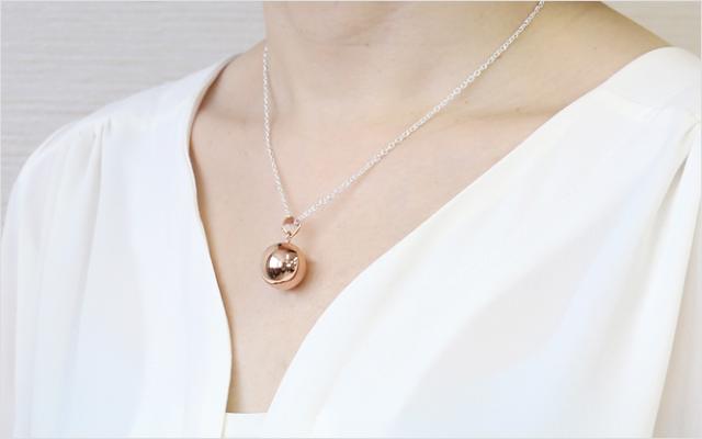 ローズゴールドのネックレストップ