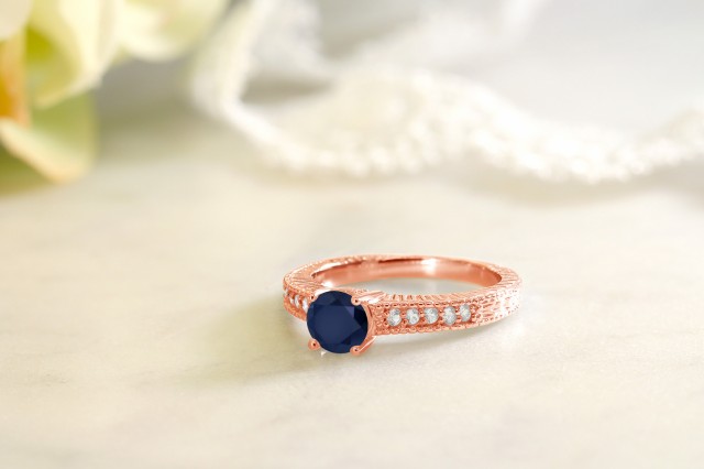 リング・マ 指輪 細工 大粒 マルの通販はau PAY マーケット - Gem Stone King ジュエリー専門 リング レディース 1.15カラット 天然 サファイア 合成ホワイトサファイア シルバー925 ピンクゴールドコーティング ピンクゴー
