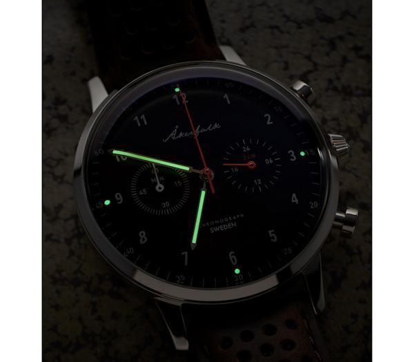 環境にやさしく明るいSwiss Super-Luminovaを採用