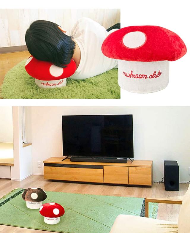 赤い水玉模様のきのこ型クッションが、緑色のラグの上に置かれ、枕のように使われている様子 茶色と赤のクッションが並び、リビングのテレビ前に配置されているシーンも含まれる