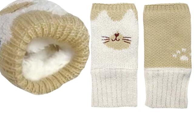 ベージュの猫柄ハンドウォーマーの内側のボアと甲側と手のひら側。