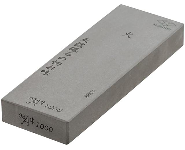 森平 人造砥石 中砥#1000の単体画像です。グレーの砥石表面には「火」「MORIHEI」「天然砥石の切れ味」「日本製」「05A#1000」の文字が刻印されています。