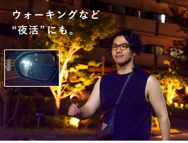 ナイトグラスLED スマート着用イメージ。「ウォーキングなど“夜活”にも」のキャッチコピー。夜の散歩やランニングを楽しむ男性と、サイドミラー越しの車のライトの眩しさを示す画像。夜間の屋外活動での安全対策やまぶしさ軽減に。