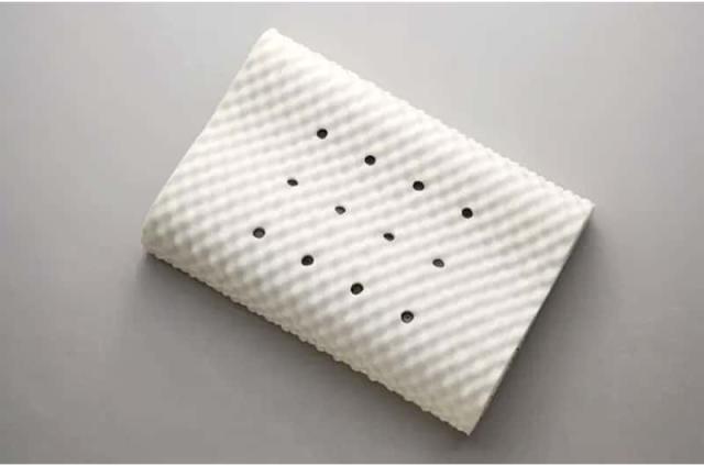 枕本体の中材。12個の永久磁石が埋め込まれた、凹凸のあるウレタンフォーム。