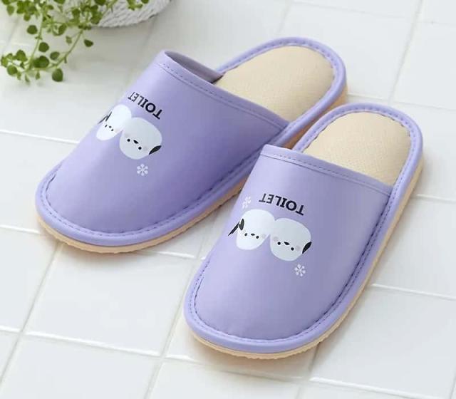 白いタイル床に置かれた、シマエナガトイレスリッパ（ラベンダー）。